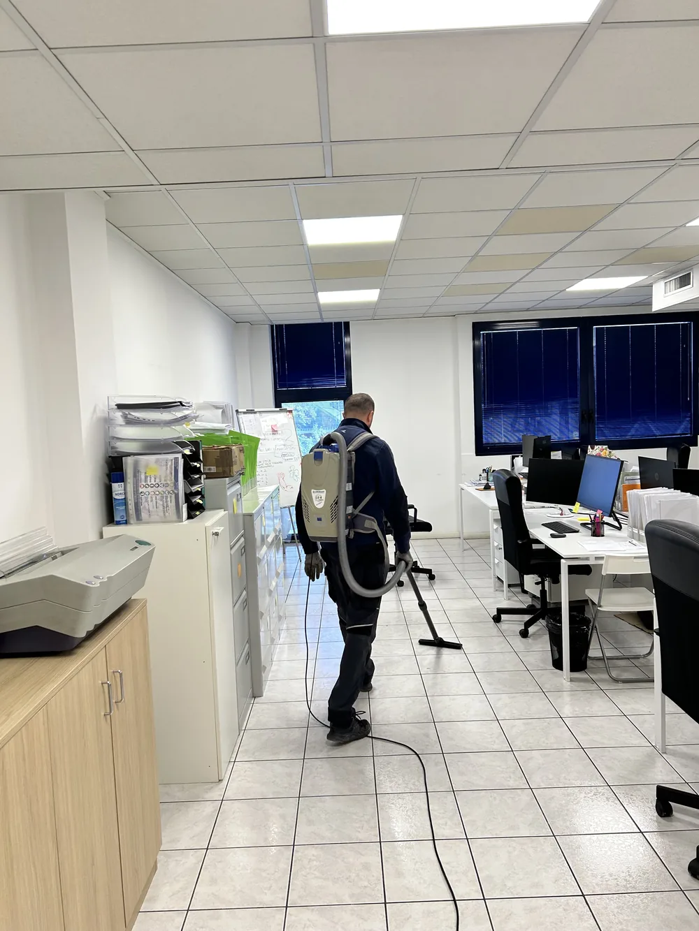 Aspirapolvere a spalla in un ufficio