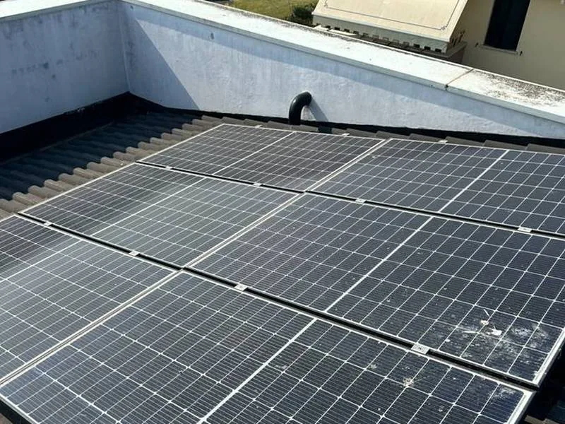 Pannelli fotovoltaici prima della pulizia