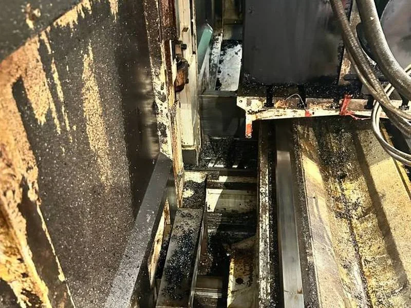 Interno di un macchinario con olio e residui
