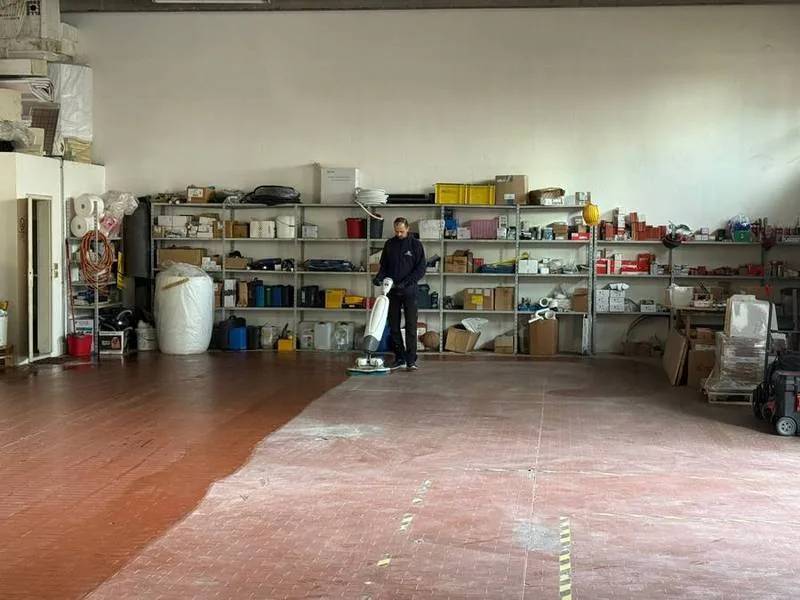 Pulizia di un magazzino industriale